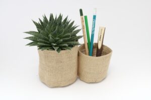 POT A CRAYON AVEC PLANTE EN TOILE DE JUTE