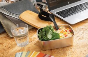 LUNCH BOX EN ACIER AVEC COUVERCLE EN BAMBOU ET CUICHETTE