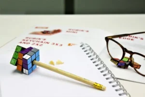 TAILLE CRAYON RUBIK'S